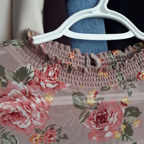 Sleeveless Floral Blouse - Picture 2 of 6